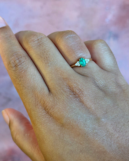 Bague Trilogie Émeraude 0.55 carat &amp; Diamants "Nadine"