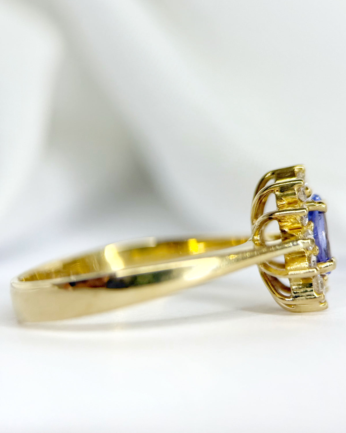 Anillo Margarita de tanzanita y diamantes «Asma»