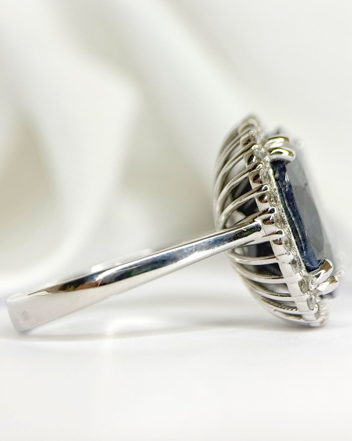 Anillo Margarita de zafiro de 12.17 quilates y diamantes de 0.50 quilates, 8.75 g, «Sofia»