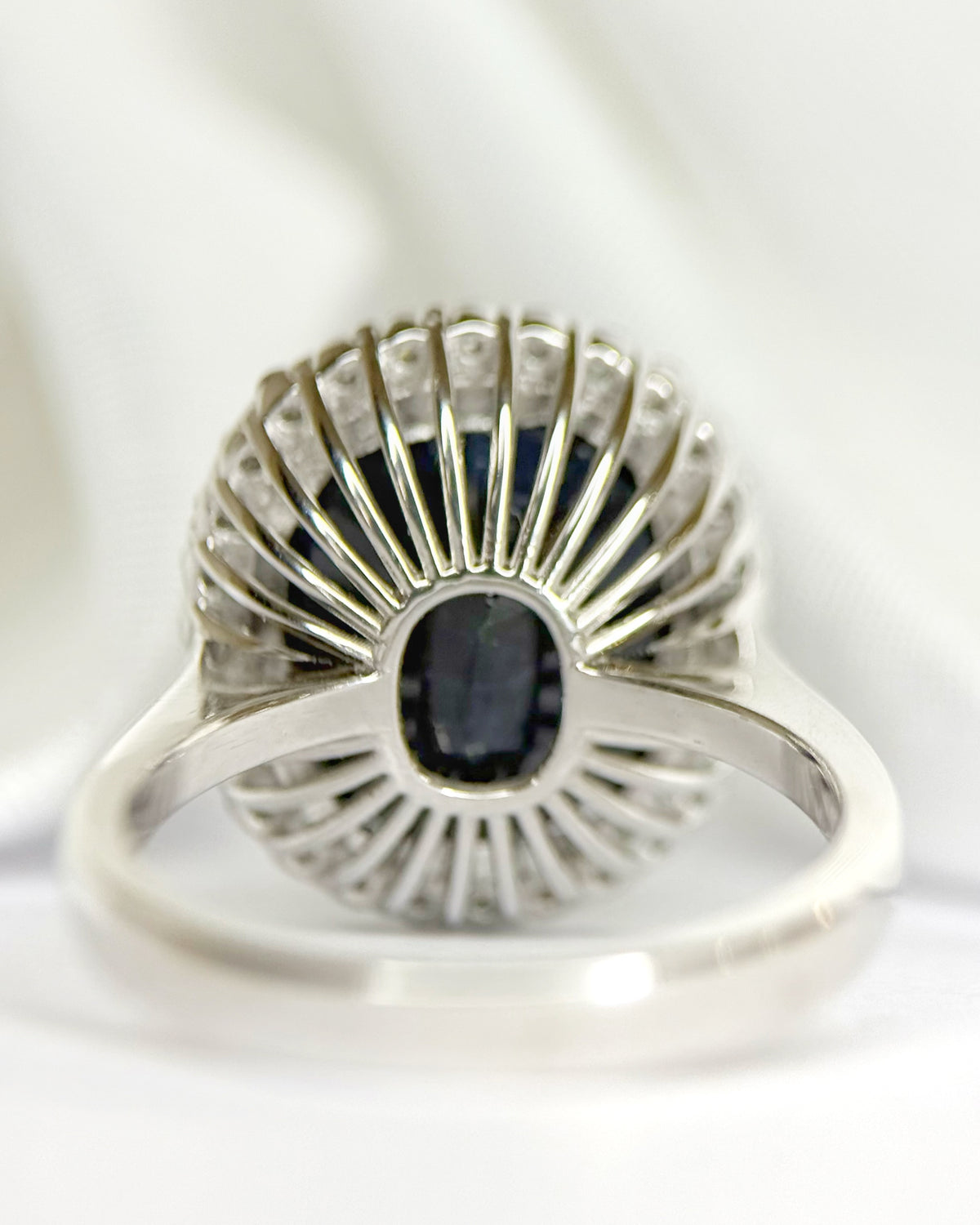 Anillo Margarita de zafiro de 12.17 quilates y diamantes de 0.50 quilates, 8.75 g, «Sofia»