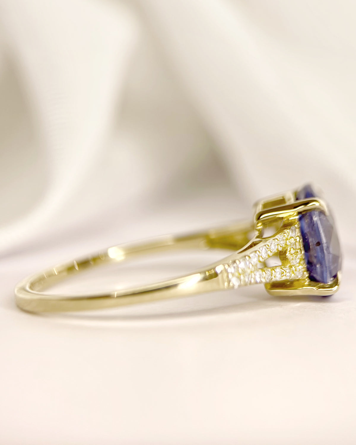 2.64-carat Sapphire &amp; Diamond Solitaire Ring "Romane"