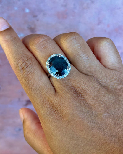 Anillo Margarita de zafiro de 12.17 quilates y diamantes de 0.50 quilates, 8.75 g, «Sofia»
