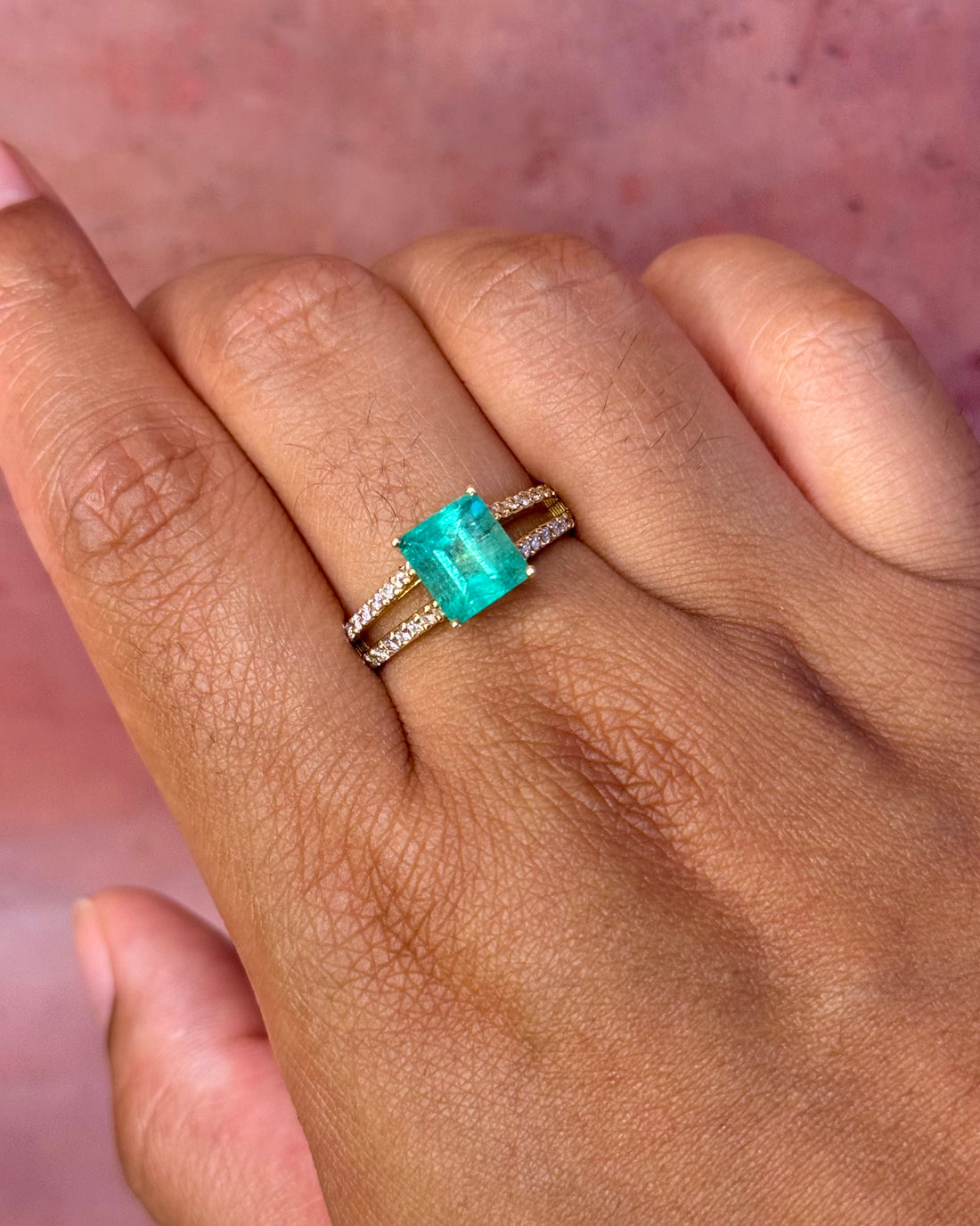 Anillo de cóctel con esmeralda de 2.37 quilates y diamantes de 0.32 quilates, 4.59 g, «Samia»