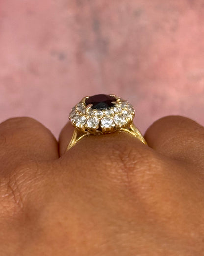 Anillo Margarita abovedado con zafiro de 1.41 carats y diamantes de 1.26 carats, 4.60 g, «Mégane»