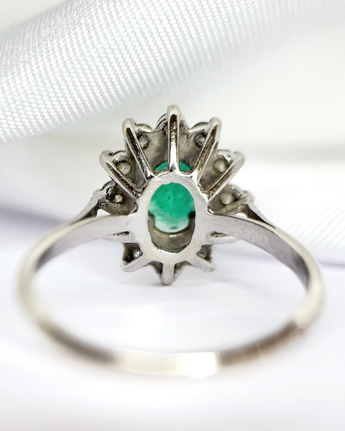 Bague Marguerite Émeraude 0.54 carat &amp; Diamants 0.24 carat "Philomène"