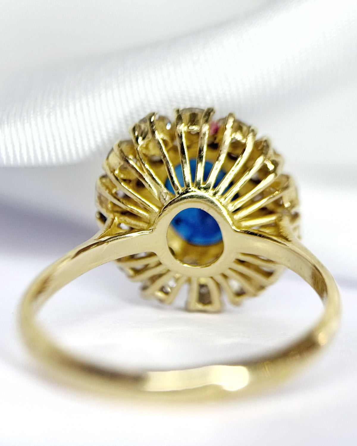 Anillo Margarita abovedado con zafiro de 1.41 carats y diamantes de 1.26 carats, 4.60 g, «Mégane»