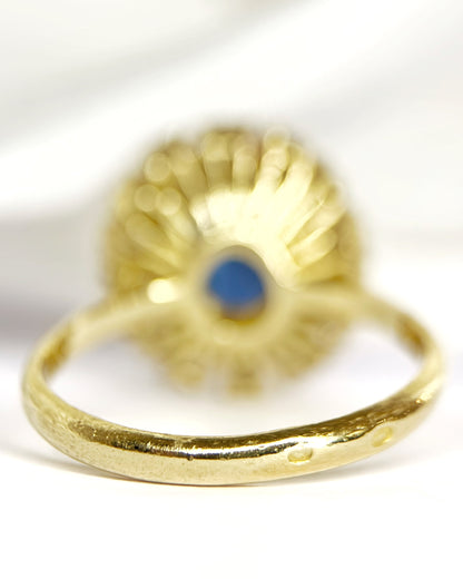 Anillo Margarita abovedado con zafiro de 1.41 carats y diamantes de 1.26 carats, 4.60 g, «Mégane»