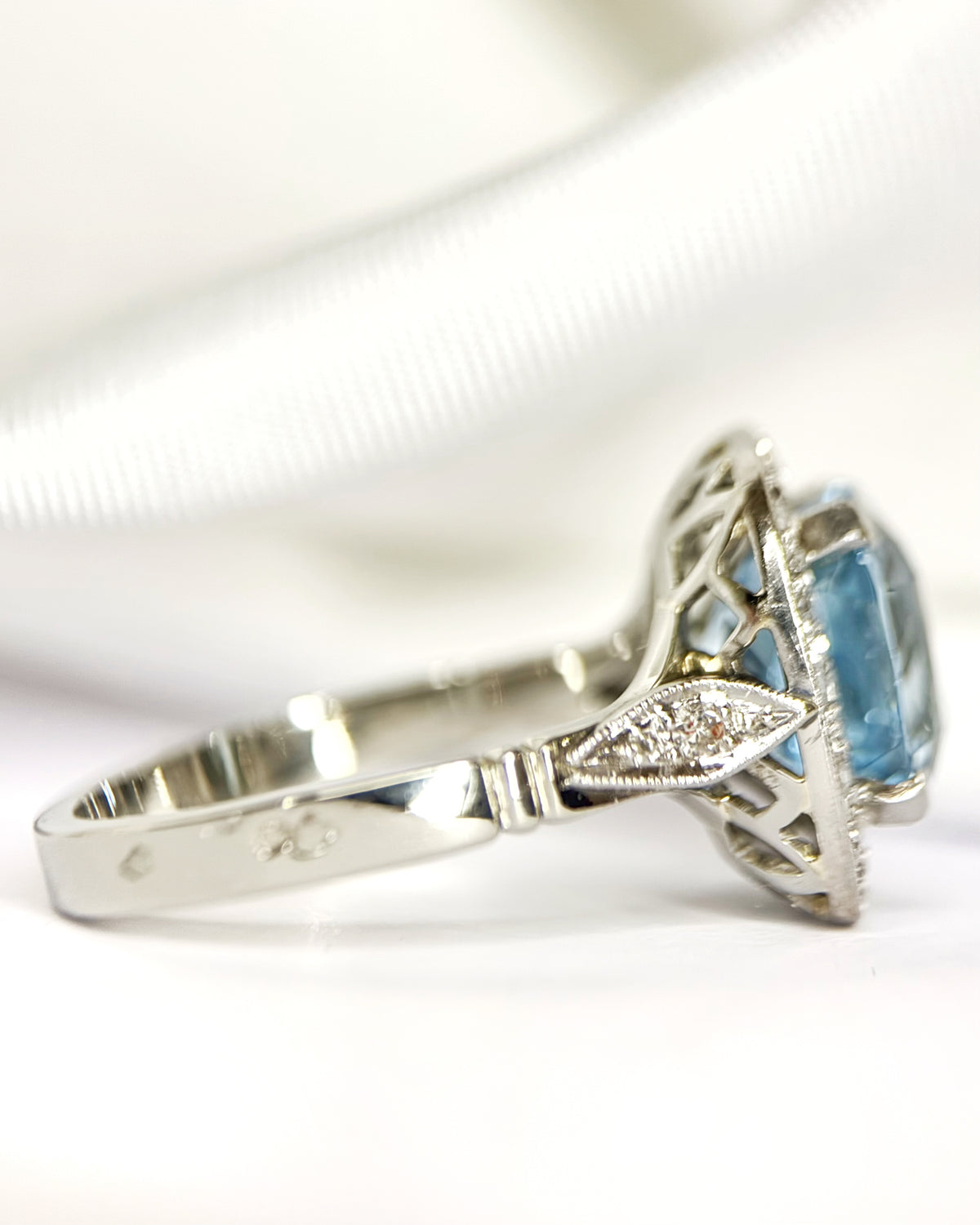 Anillo estilo art déco con aguamarina de 3.40 carats y diamantes de 0.36 carat, 5.38g «Pamela»