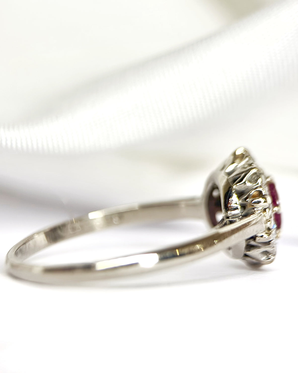 0.60-carat Ruby Daisy Ring &amp; Diamonds "Somia"