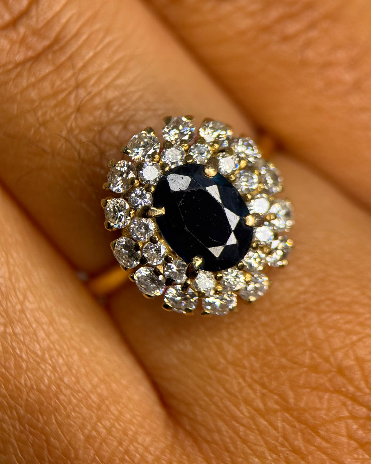 Anillo Margarita abovedado con zafiro de 1.41 carats y diamantes de 1.26 carats, 4.60 g, «Mégane»