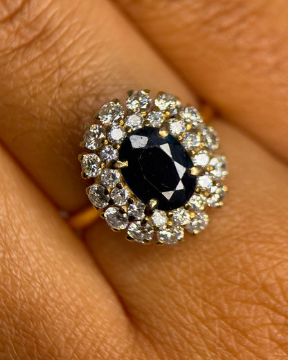 Anillo Margarita abovedado con zafiro de 1.41 carats y diamantes de 1.26 carats, 4.60 g, «Mégane»