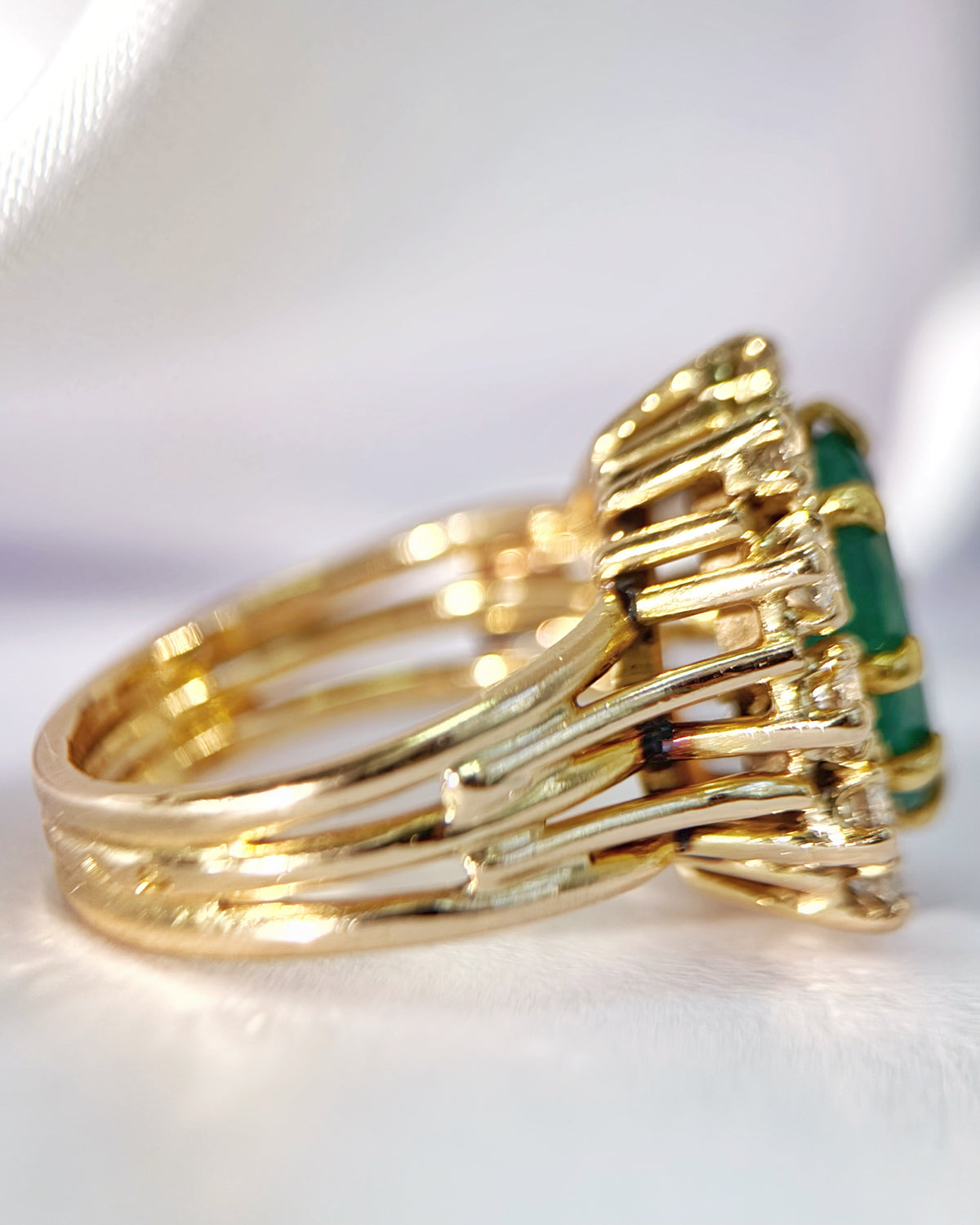 Anillo Margarita Esmeralda 2.80 quilates y Diamantes 9.92g "Corneille"