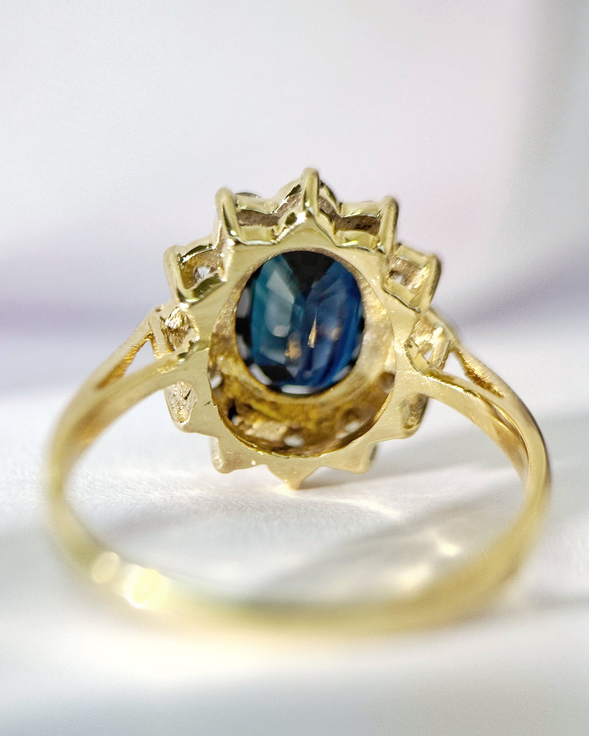 Bague Marguerite Saphir 1.30 carat &amp; Diamants "Bernadette"