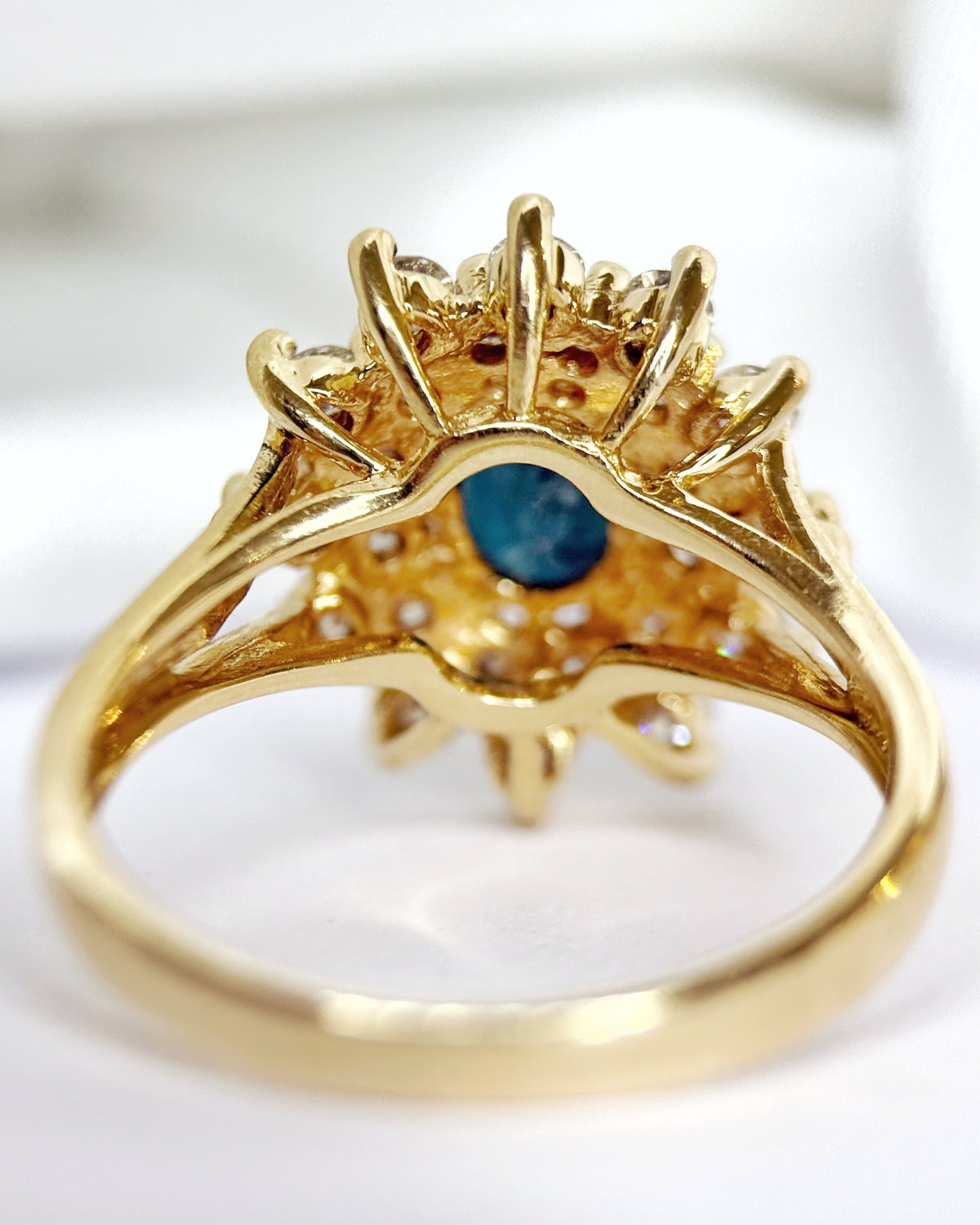 1.79-carat Sapphire Daisy Ring &amp; 0.60-carat Diamonds, 6.04 g, "Hélène"