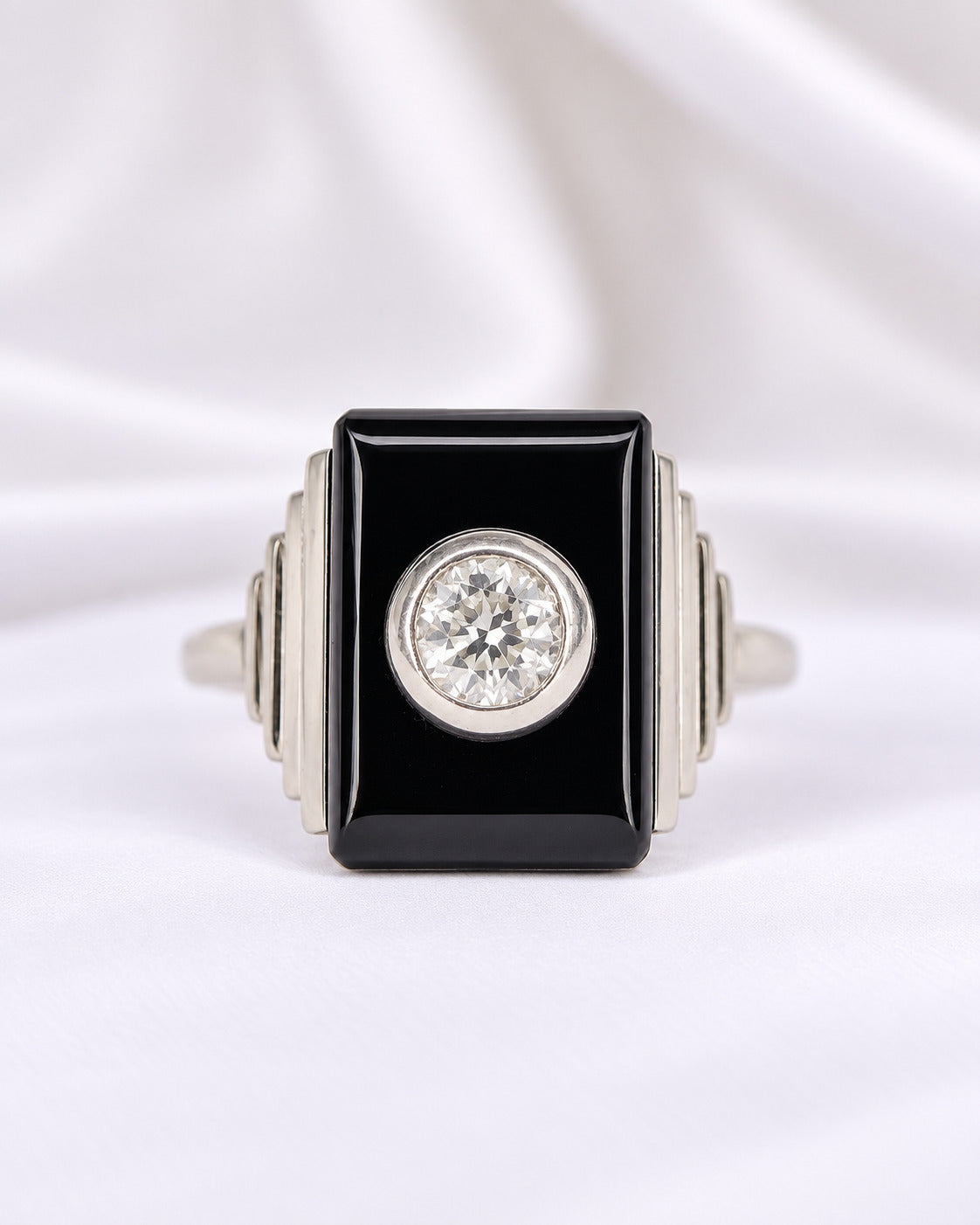 Art Deco-Style Ring, 0.28-carat G/SI1 Diamond &amp; Onyx “Éliane”