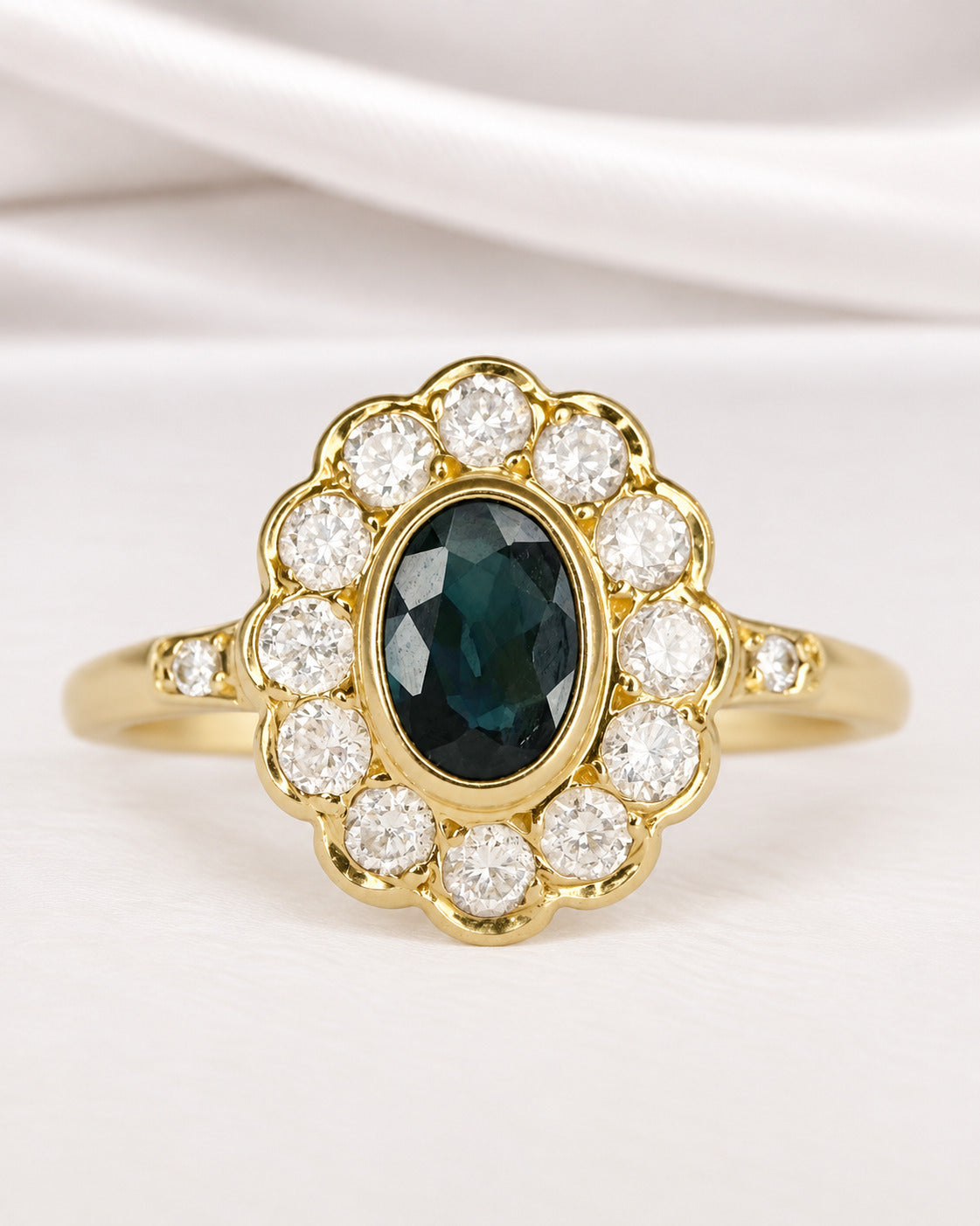 Anillo Margarita de zafiro de 0.60 quilates, diamantes de 0.39 quilates y oro de 18 quilates 5.34g «Edith»