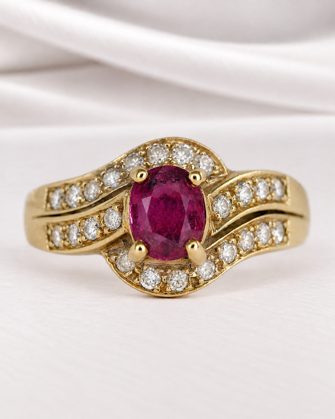 Anillo Tourbillon de rubí de 0.50 quilates, diamantes de 0.36 quilates y oro de 18 quilates 4.26g «Olga»