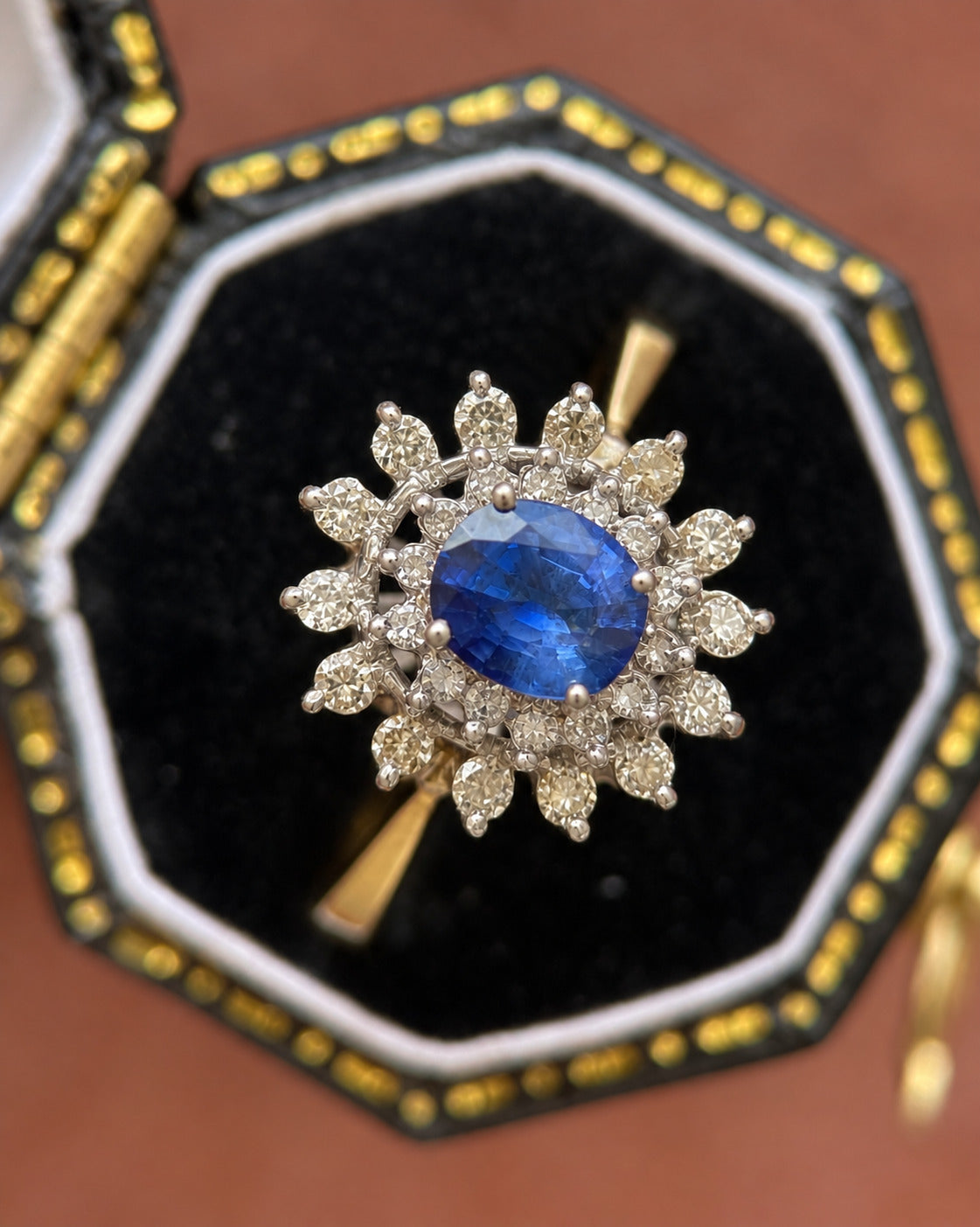 Anillo margarita de zafiro de 0.95 quilates y diamantes de 0.42 quilates «Florence»