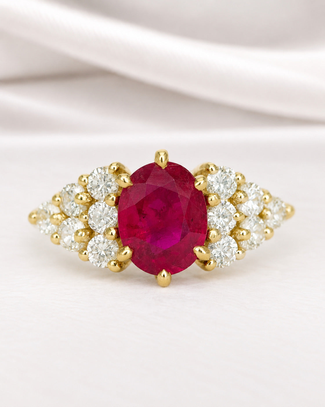 Anillo trilogía de rubíes de 1.65 quilates y diamantes de 0.48 quilates, 4,05 g, «Serena»