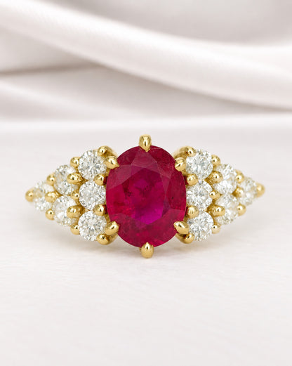 Anillo trilogía de rubíes de 1.65 quilates y diamantes de 0.48 quilates, 4,05 g, «Serena»