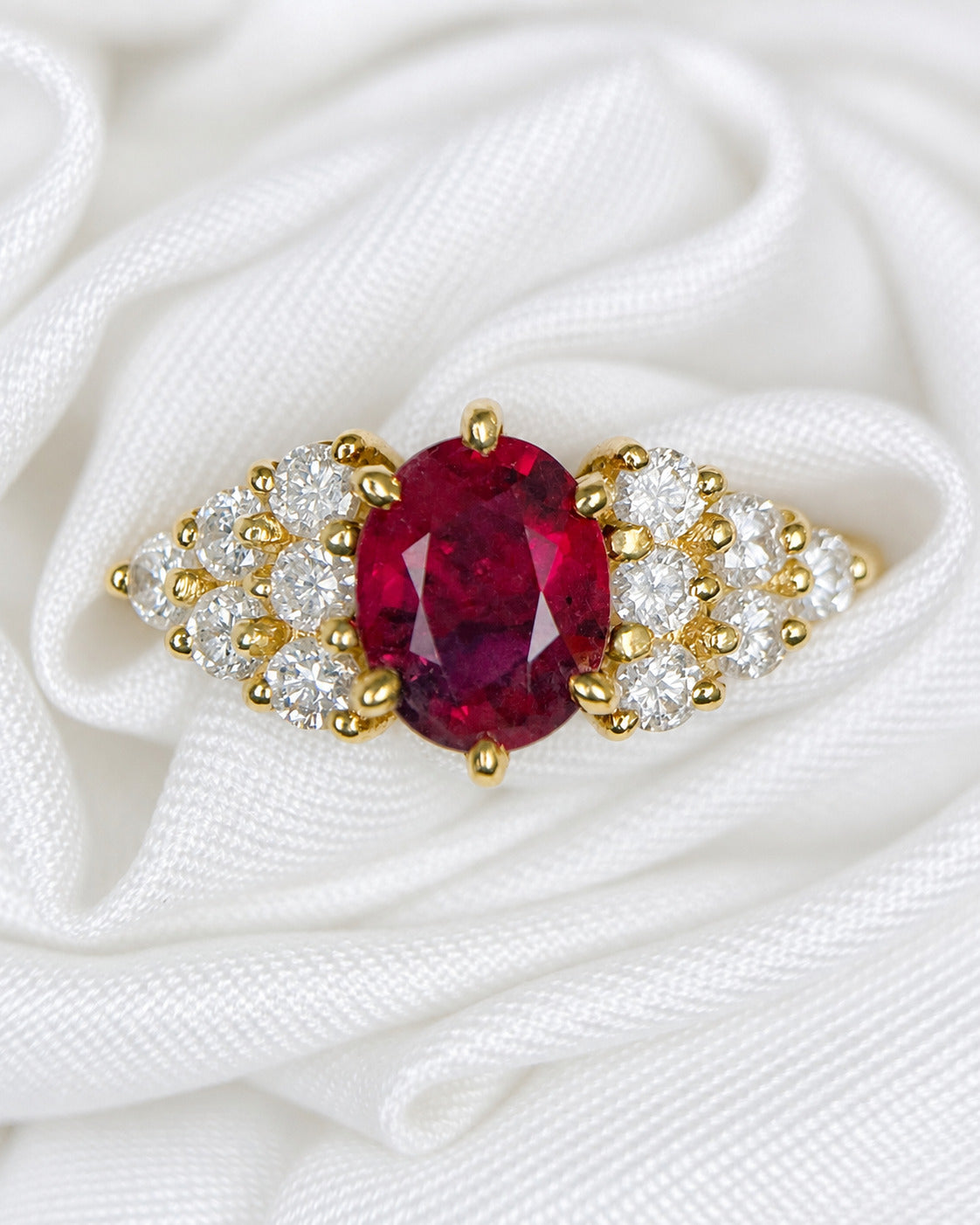 Anillo trilogía de rubíes de 1.65 quilates y diamantes de 0.48 quilates, 4,05 g, «Serena»