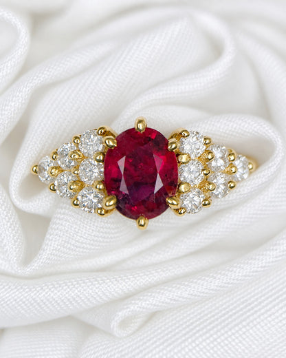 Anillo trilogía de rubíes de 1.65 quilates y diamantes de 0.48 quilates, 4,05 g, «Serena»