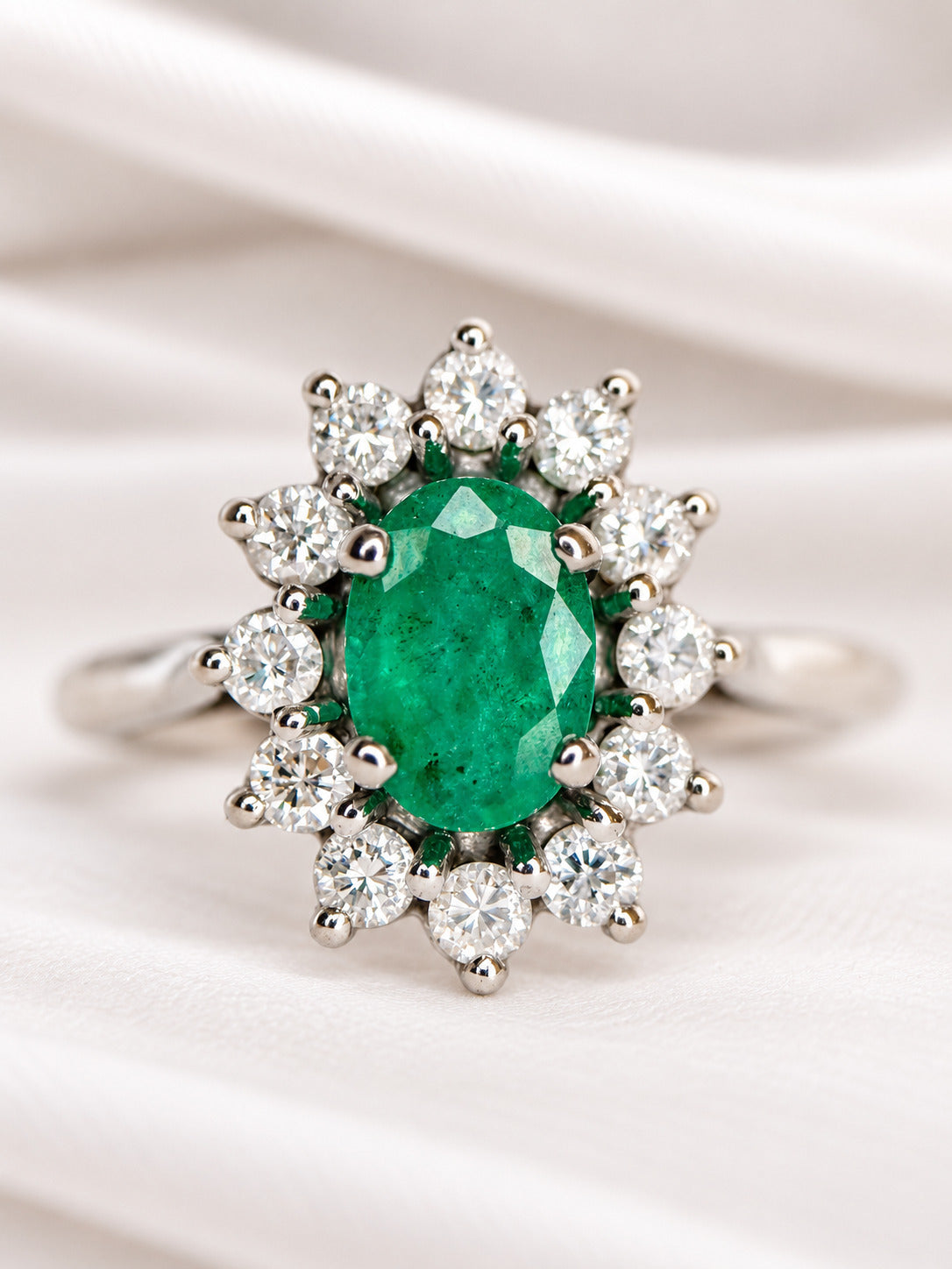 Bague Marguerite Émeraude 0.54 carat &amp; Diamants 0.24 carat "Philomène"