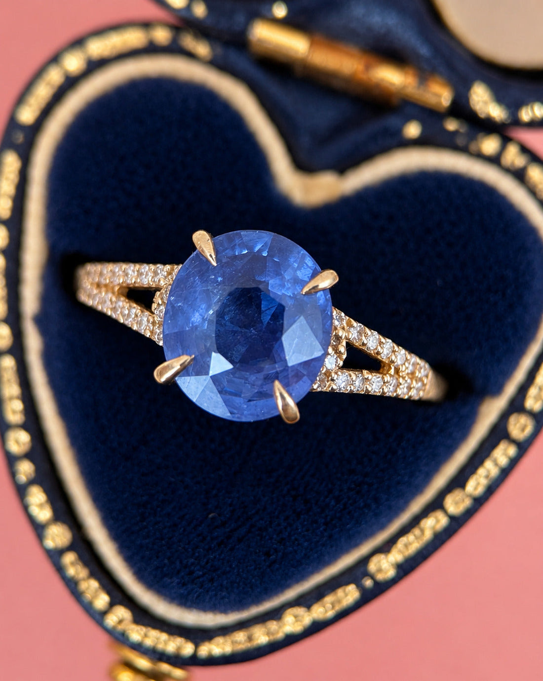 Bague Solitaire Saphir 2.64 carats &amp; Diamants "Romane"