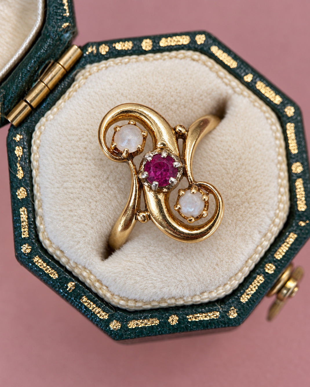 Anillo de remolino de rubíes y perlas «Astrid»
