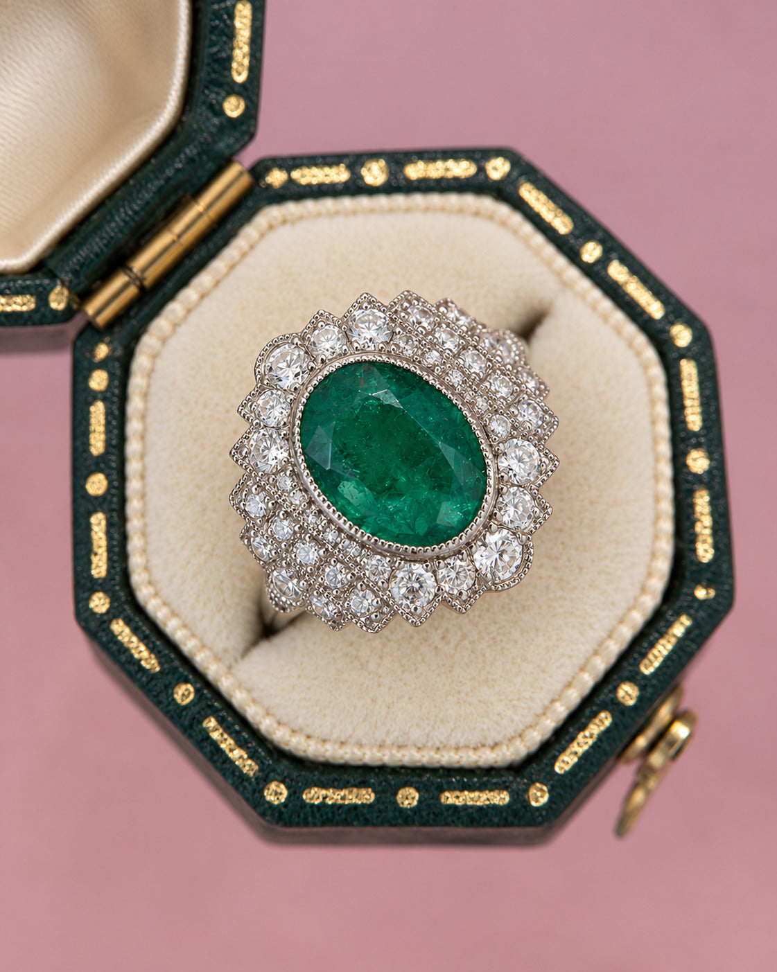 Anillo Art Déco de esmeralda colombiana de 1.65 quilates y diamantes de 0.72 quilates «Tamara»