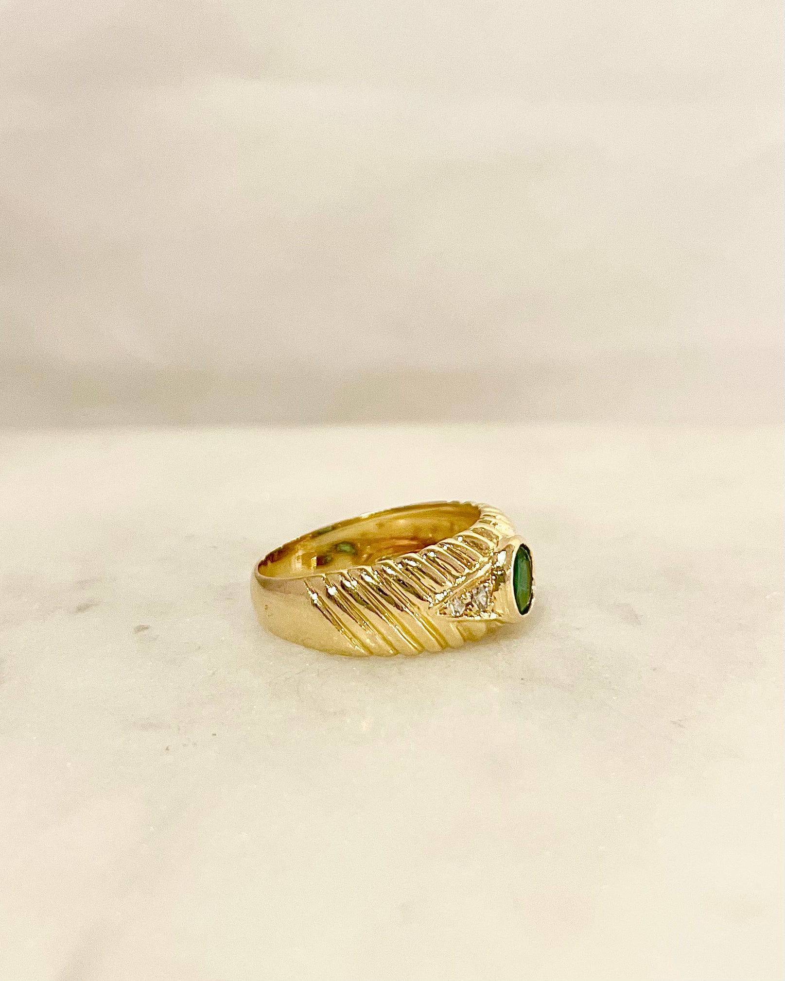 Anillo de banda esmeralda 0.35 quilates y diamantes “Timaé”
