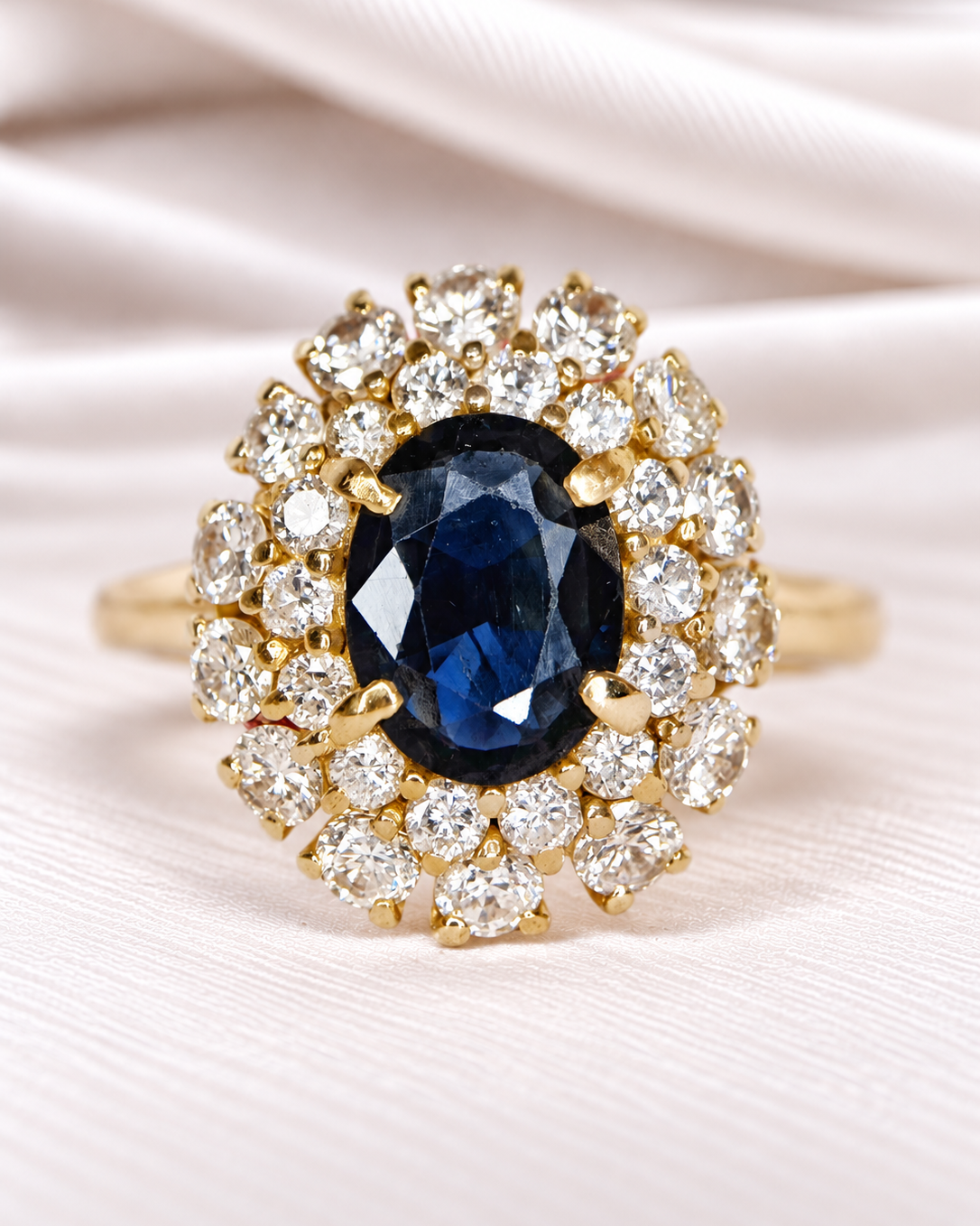 Anillo Margarita abovedado con zafiro de 1.41 carats y diamantes de 1.26 carats, 4.60 g, «Mégane»