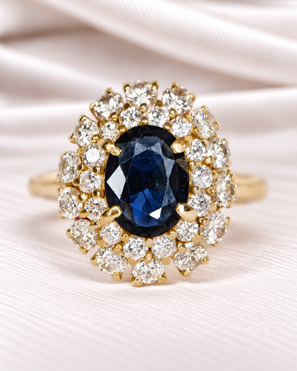 Anillo Margarita abovedado con zafiro de 1.41 carats y diamantes de 1.26 carats, 4.60 g, «Mégane»
