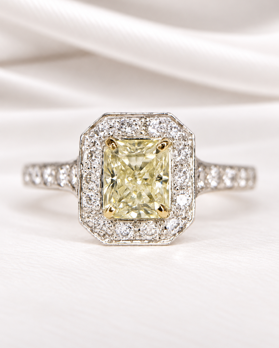 Bague Diamant Jaune Fancy Light &amp; diamants blancs 1.98 carat "Sam"