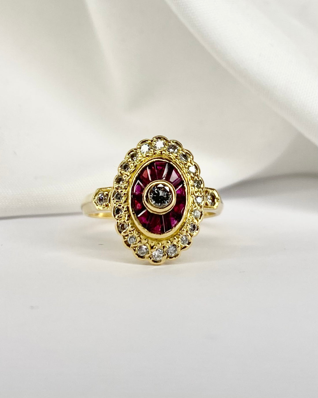 Bague Style Art Déco 10 Rubis et 23 Diamants "Siam"