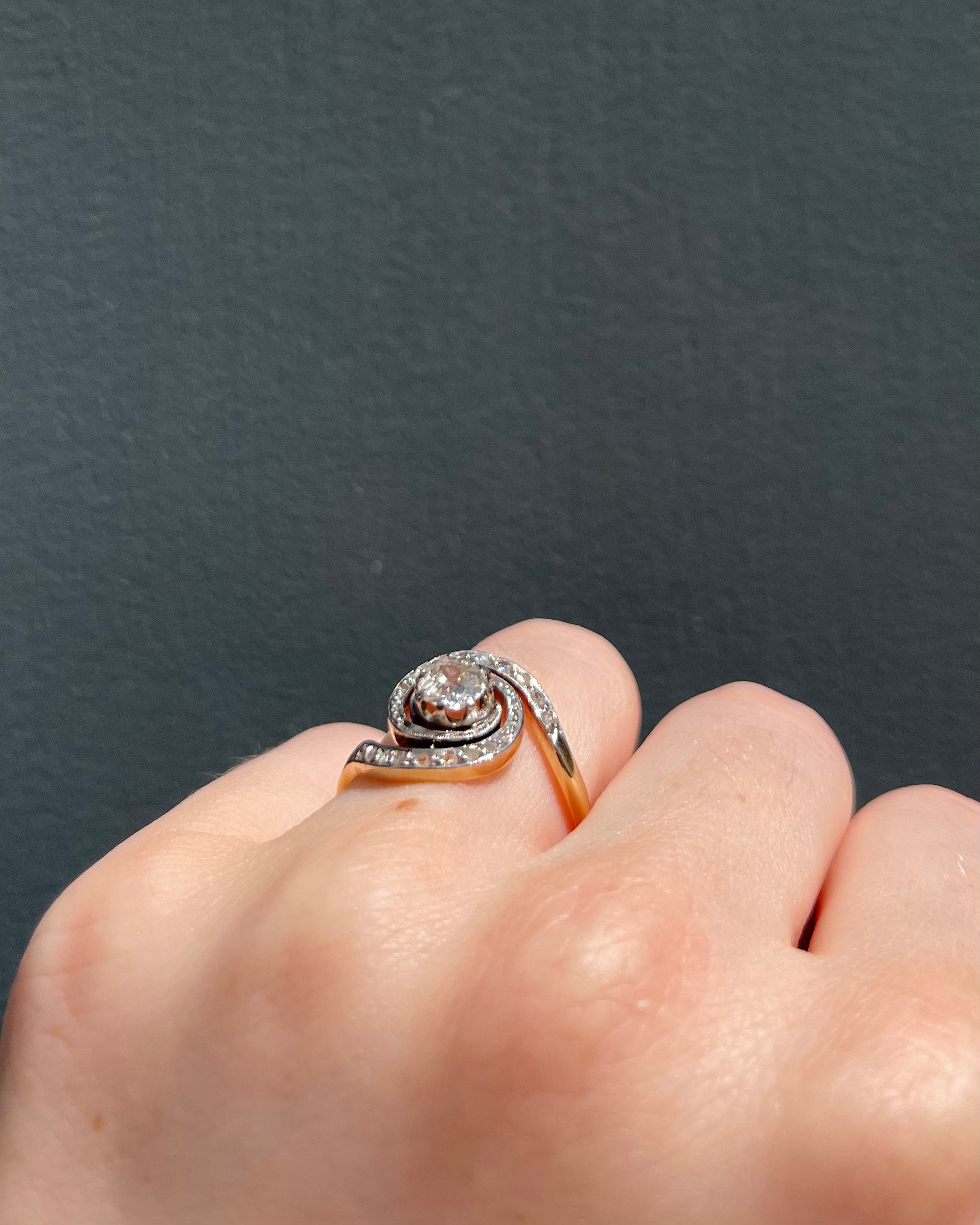 Anillo Art Nouveau Tourbillon Diamantes 0.65 quilates "Lioren"