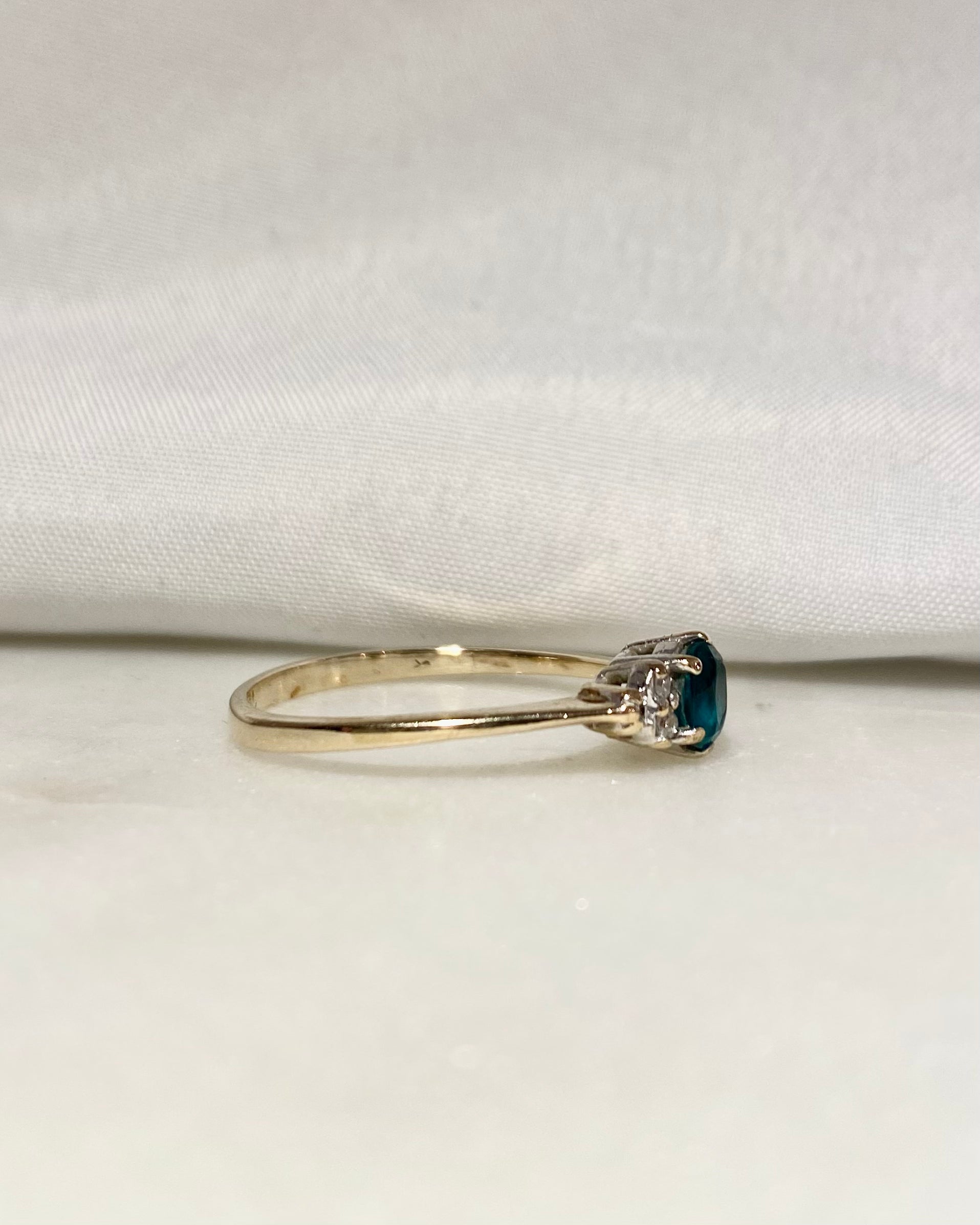 Anillo Trilogía Esmeralda y Diamantes "Amelie"