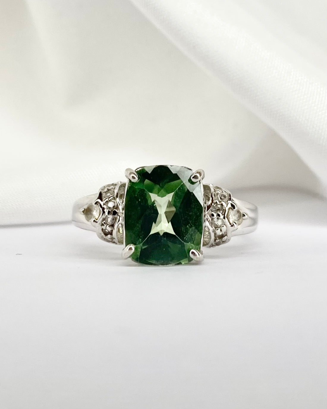 Bague Trilogie Topaze Verte 3.67 carats &amp; 14 Topazes Blanches &quot;Miranda&quot;