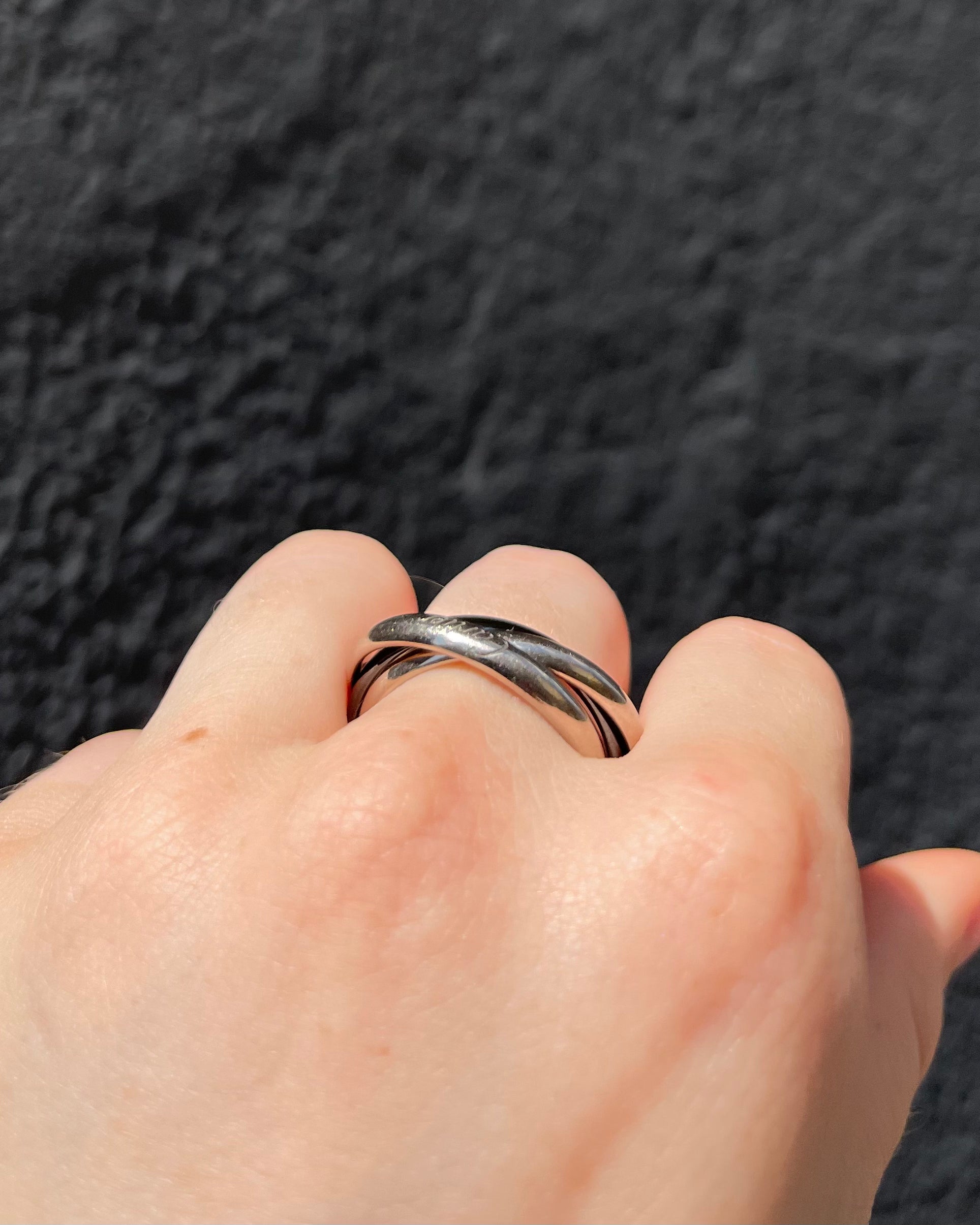 Anillo Cartier Trinity Oro Gris 18 quilates y Cerámica