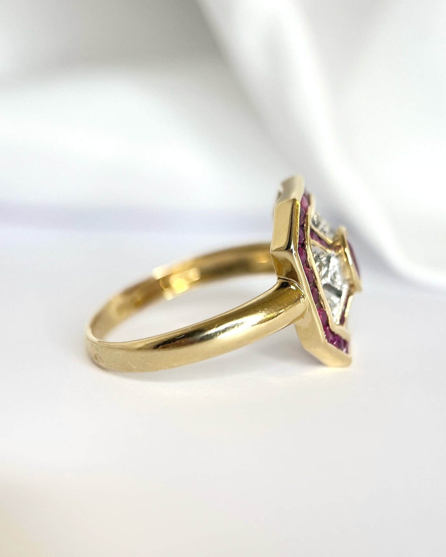 Anillo de estilo art déco con rubí de 1.64 quilates y diamantes «Lana»