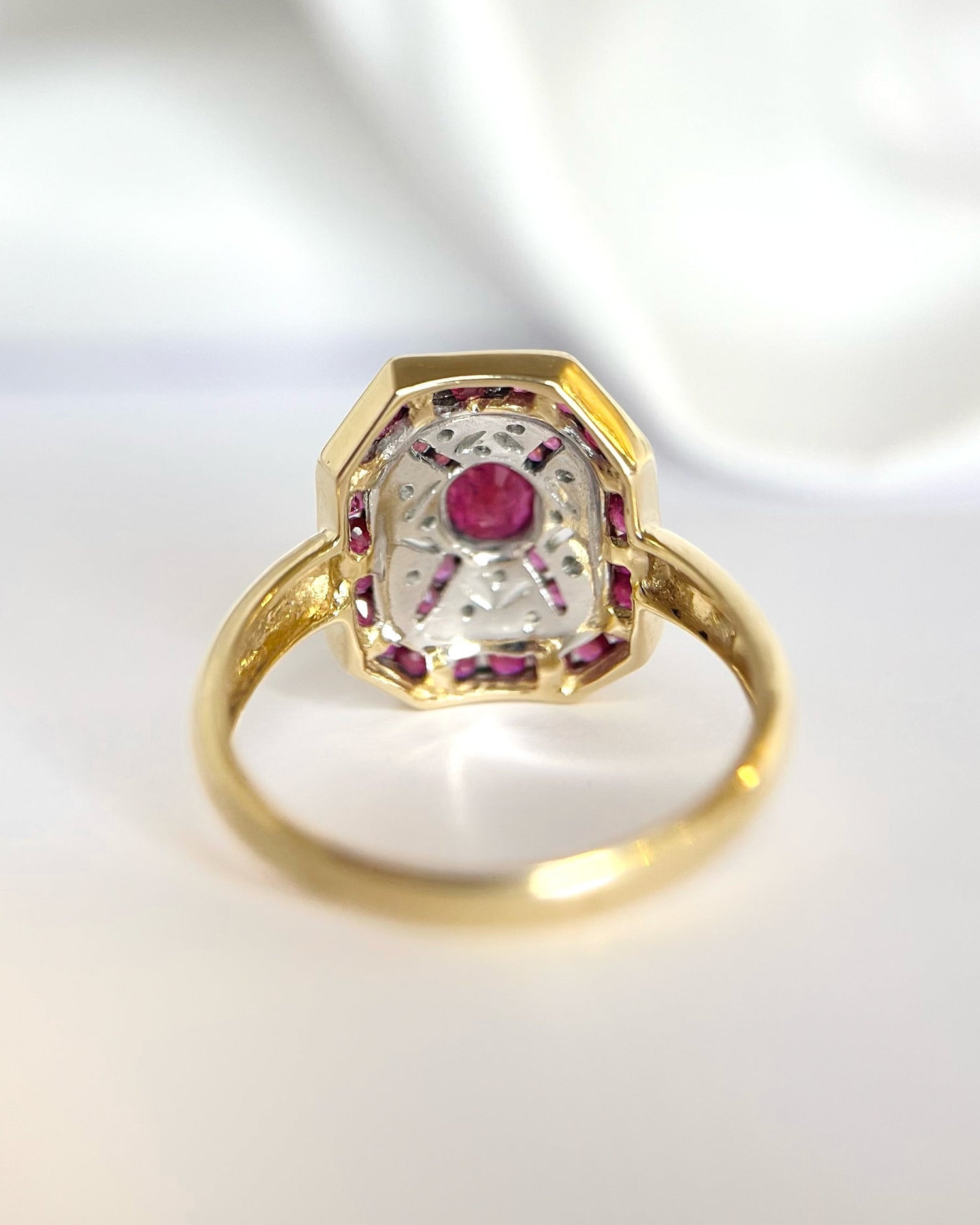 Anillo de estilo art déco con rubí de 1.64 quilates y diamantes «Lana»