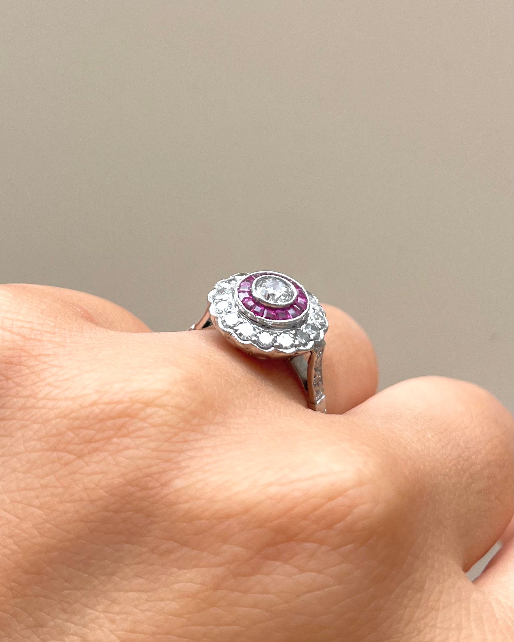 Bague Art-déco Rubis &amp; Diamants 0.86 carat &quot;Diem&