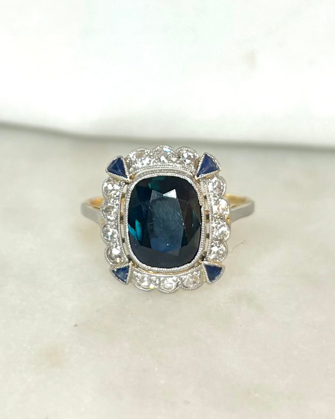Bague Art Déco Saphir Coussin 2.68 carats &amp; Diamants &quot;Cynthia&quot;