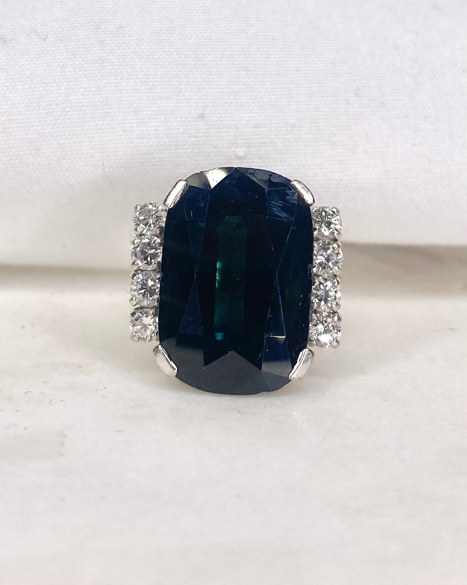 Bague Cocktail Saphir 11 carats &amp; Diamants "Suzy" - Elliade Paris