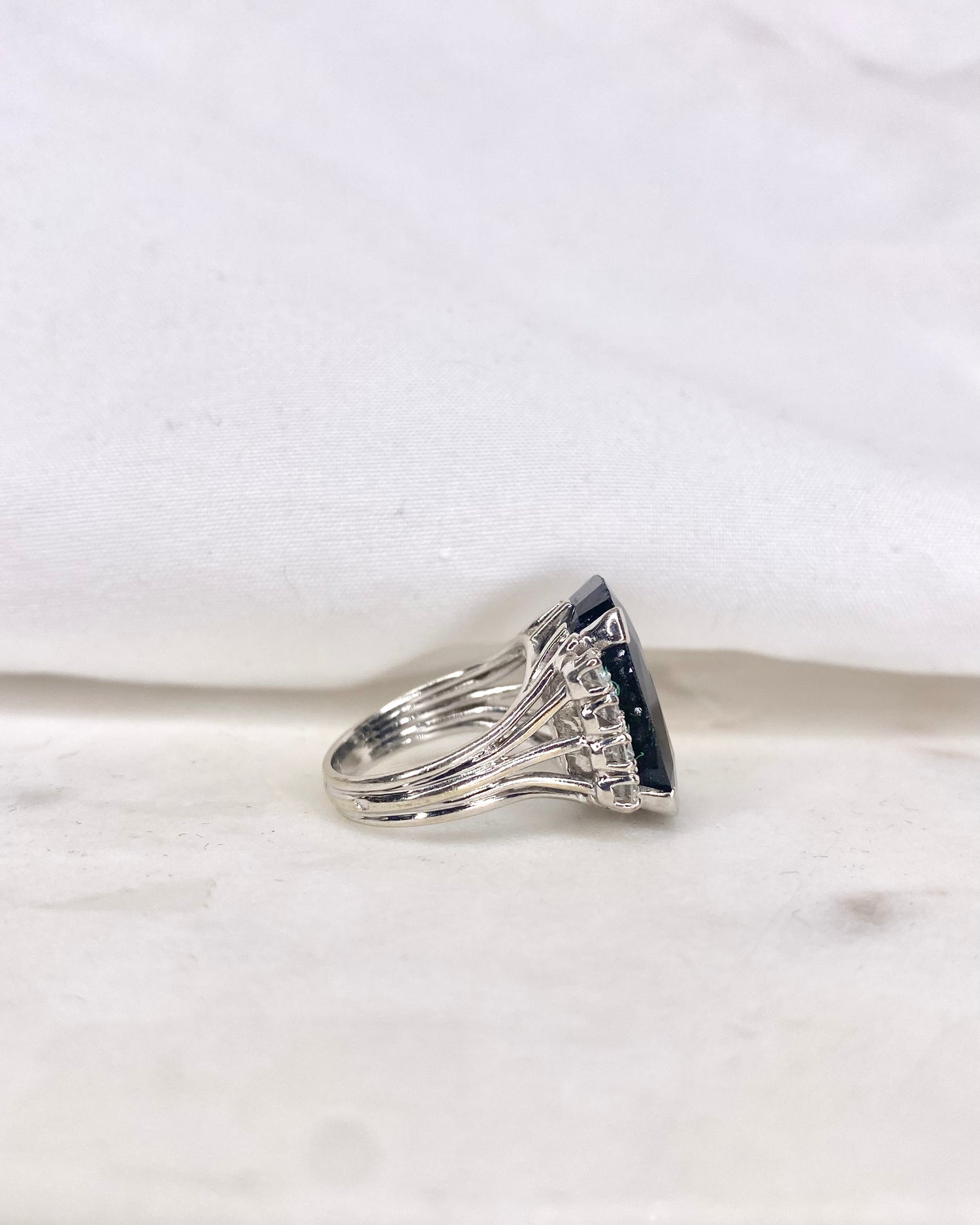 Bague Cocktail Saphir 11 carats &amp; Diamants &quot;Suzy&quot;
