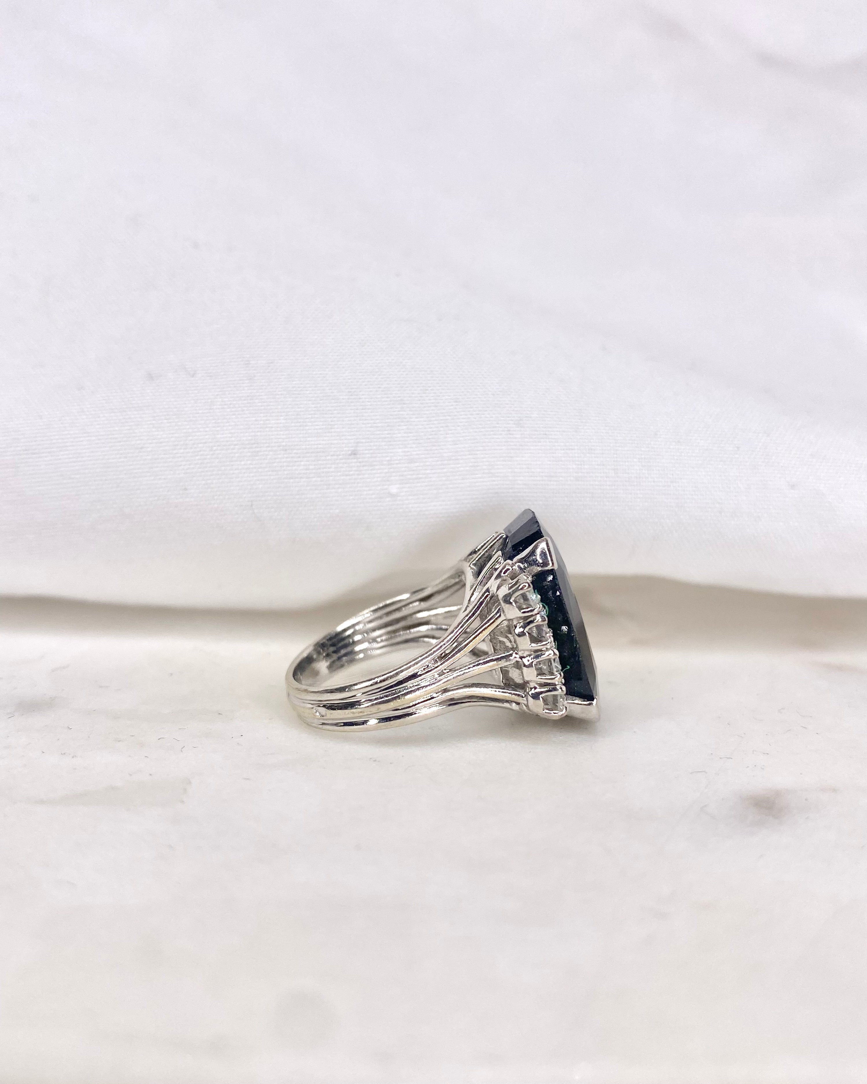 Bague Cocktail Saphir 11 carats &amp; Diamants "Suzy" - Elliade Paris