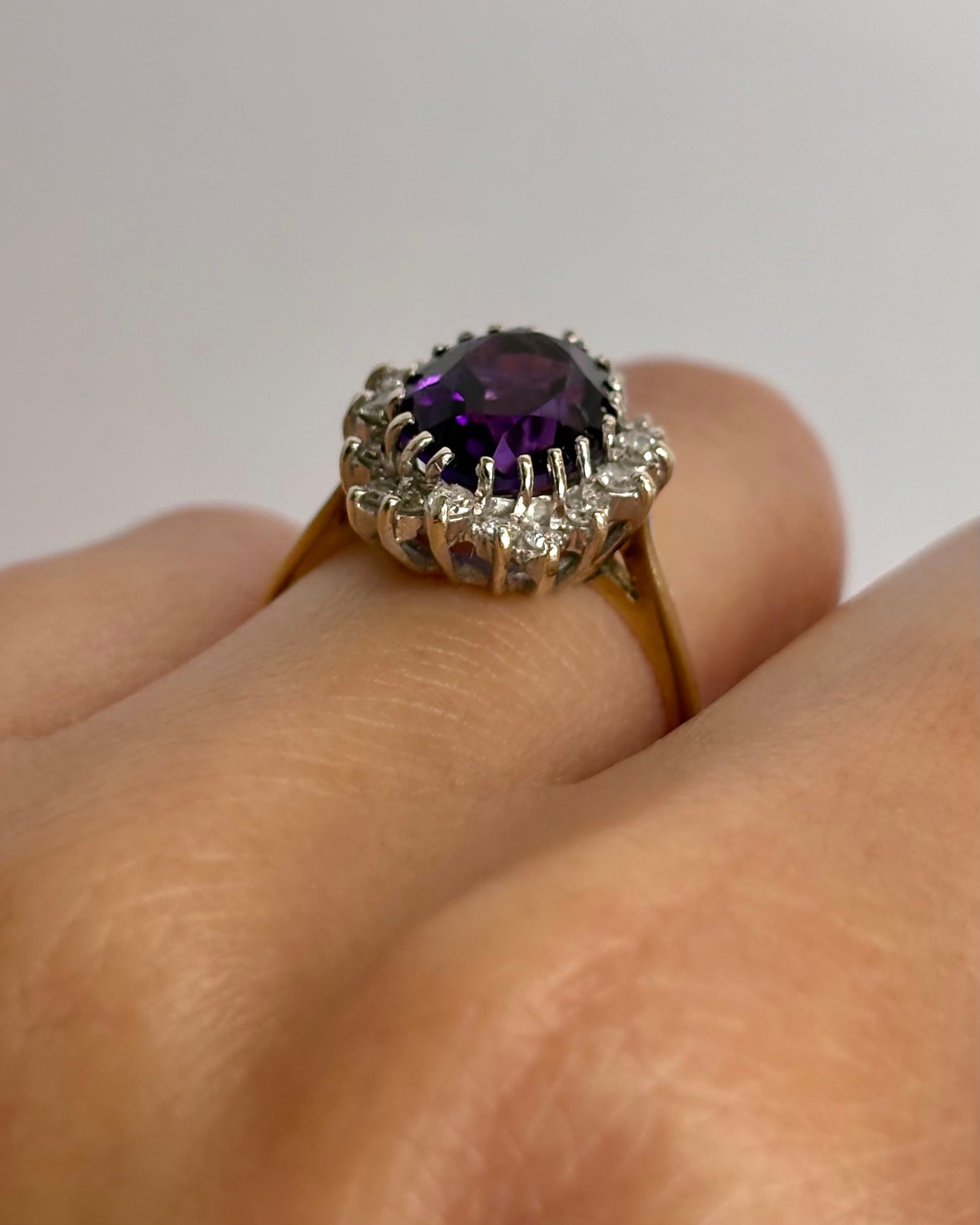 Anillo Margarita Amatista 2.40 quilates y 18 Diamantes "Sam"