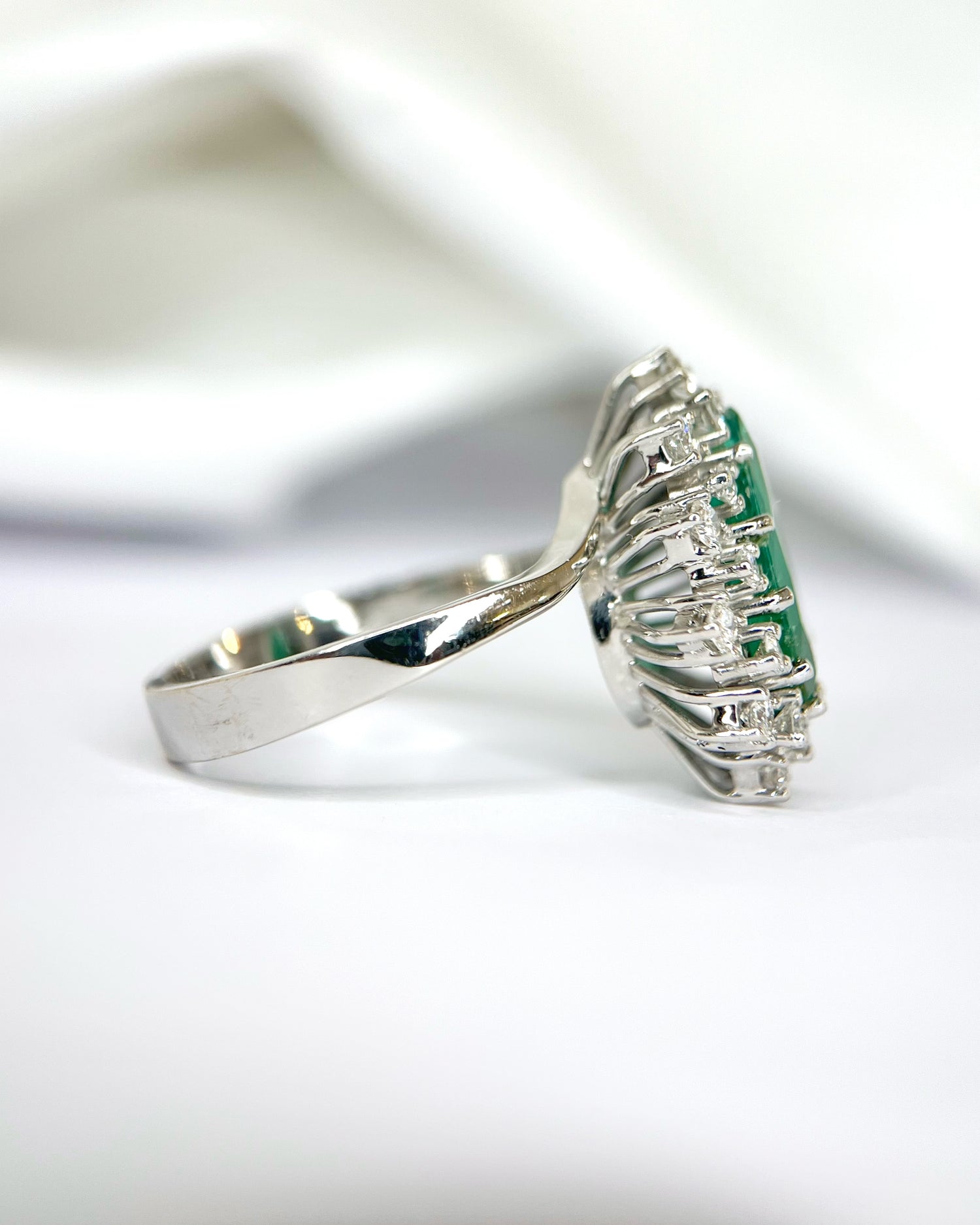 Anillo Margarita de Esmeralda de 2.10 quilates y Diamantes de 0.77 quilates, 7,89 g, «Héloïse»