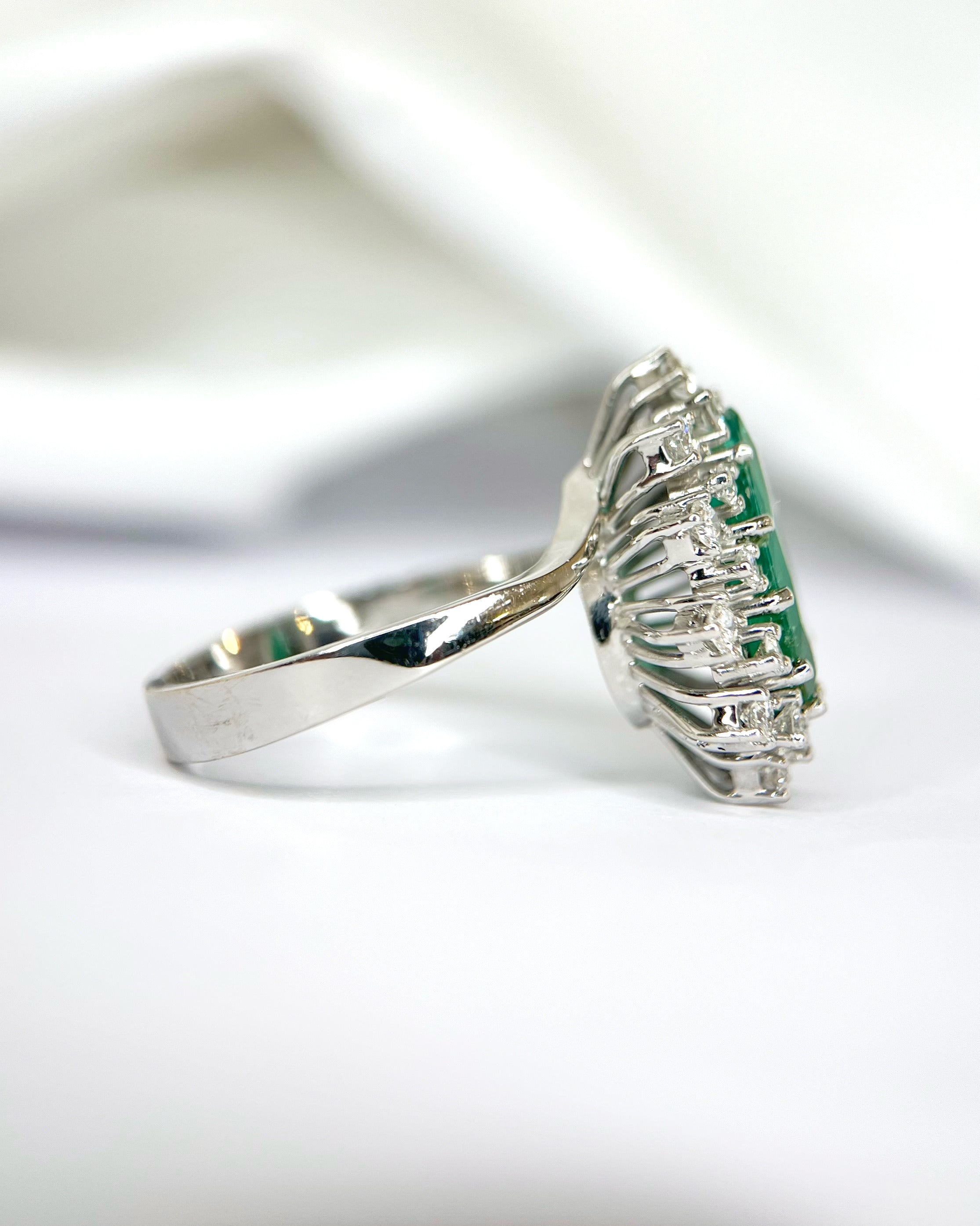 Anillo Margarita de Esmeralda de 2.10 quilates y Diamantes de 0.77 quilates, 7,89 g, «Héloïse»