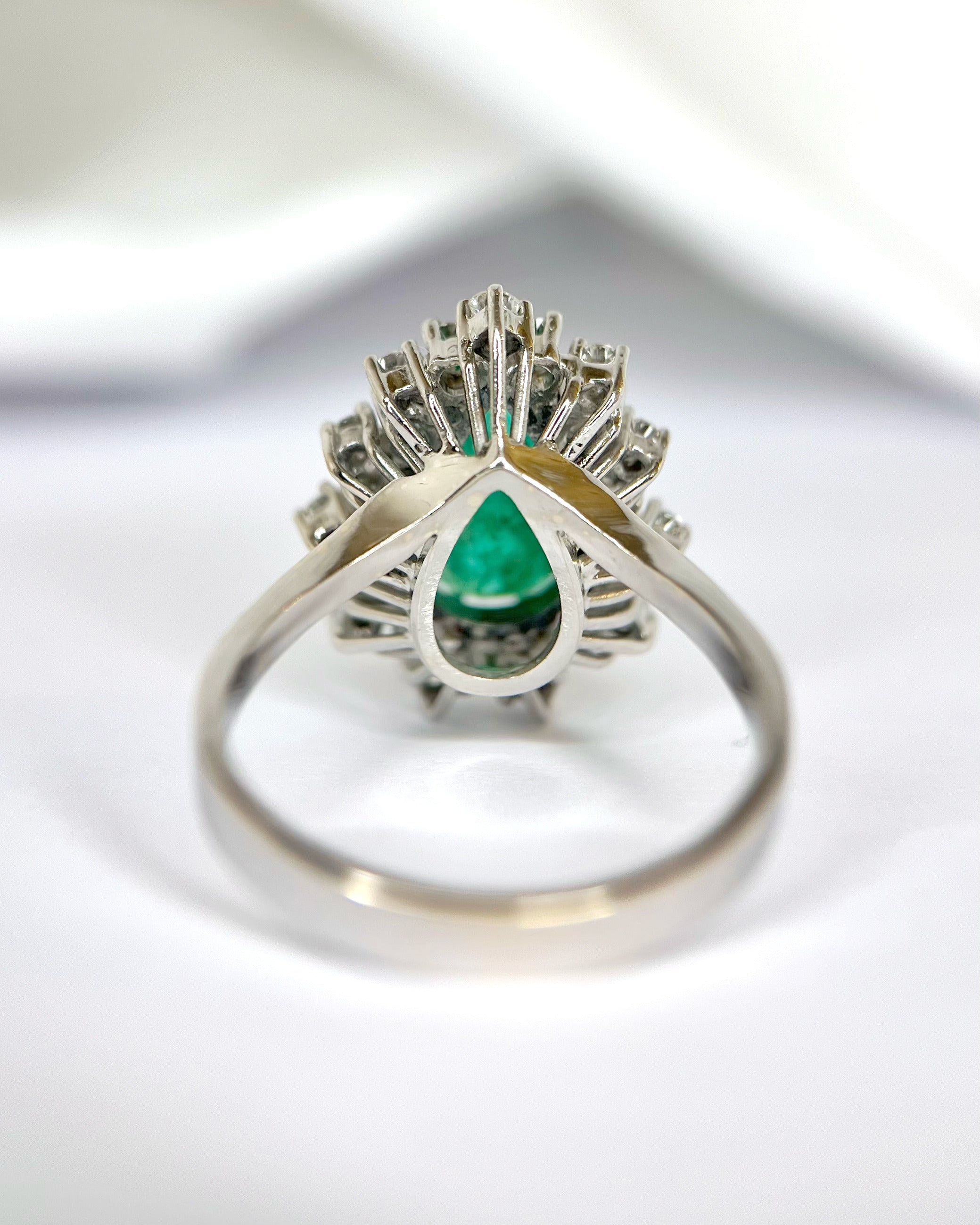 Anillo Margarita de Esmeralda de 2.10 quilates y Diamantes de 0.77 quilates, 7,89 g, «Héloïse»
